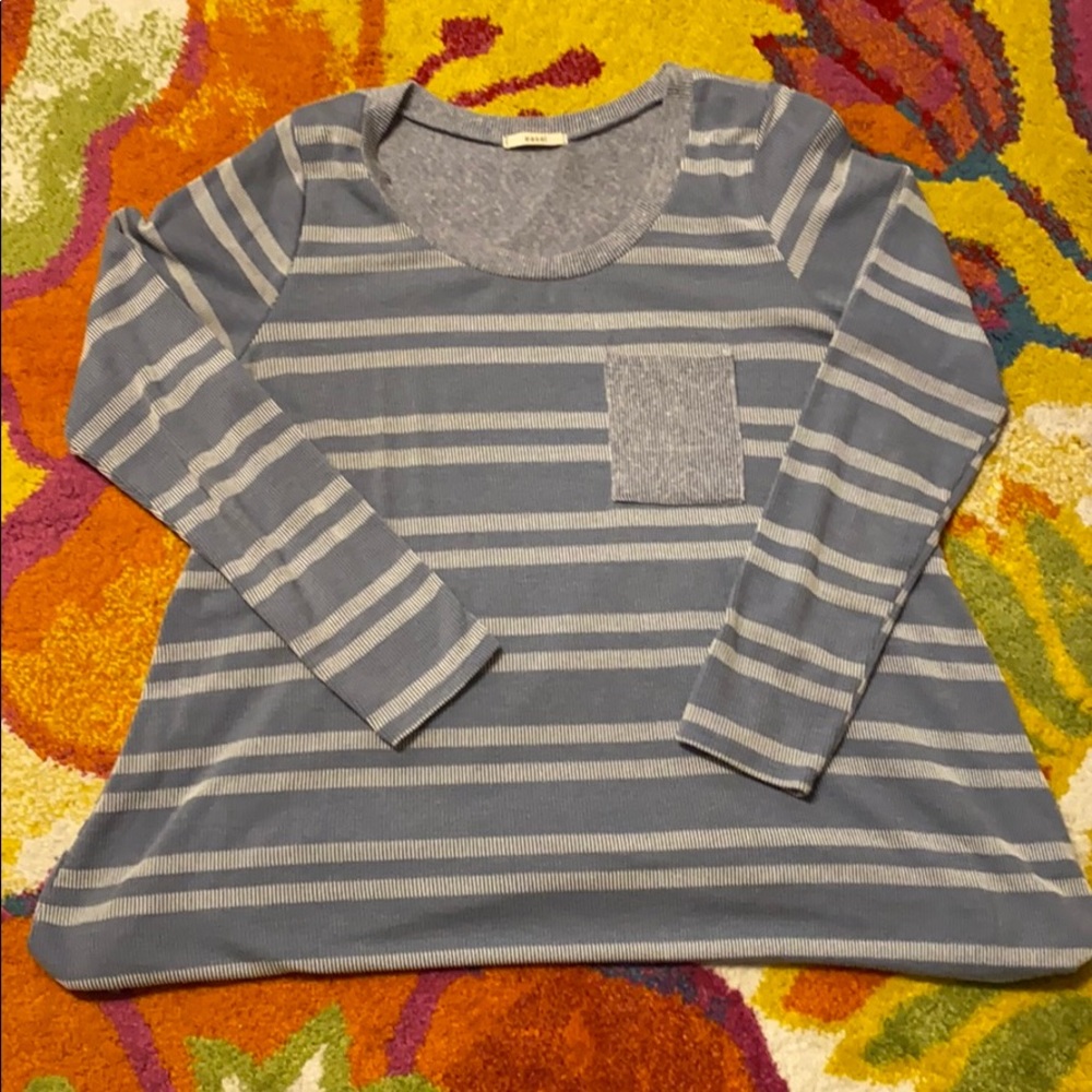 Easel top with ruched back and front pocket